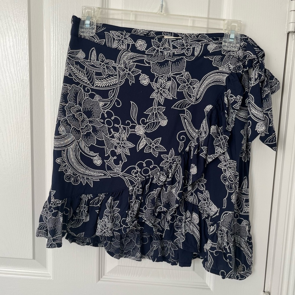 ROXY JUNIORS Navy Blue and White Floral Faux Wrap Mini Skirt | Size Small